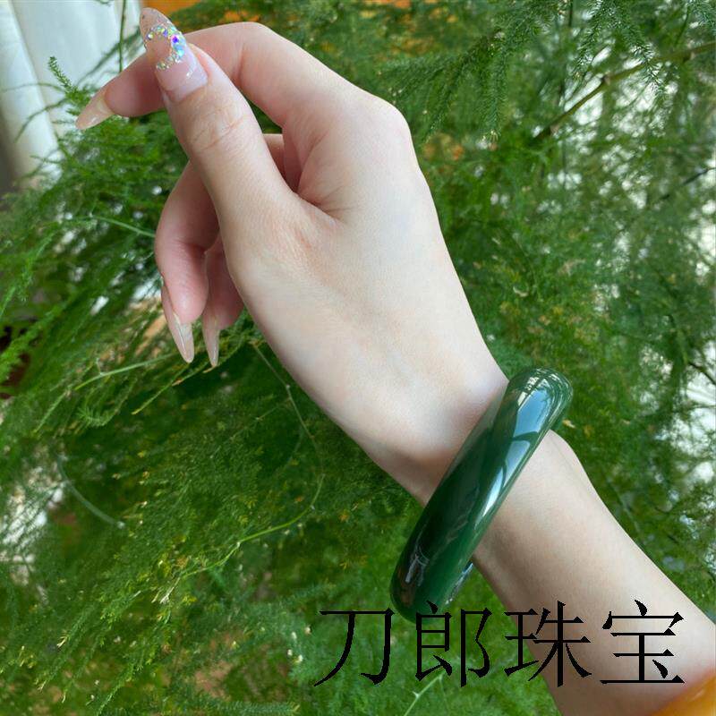 新疆菠菜绿和田玉手镯妈妈款扁宽条冰种碧玉镯子祖母绿贵妃镯精品