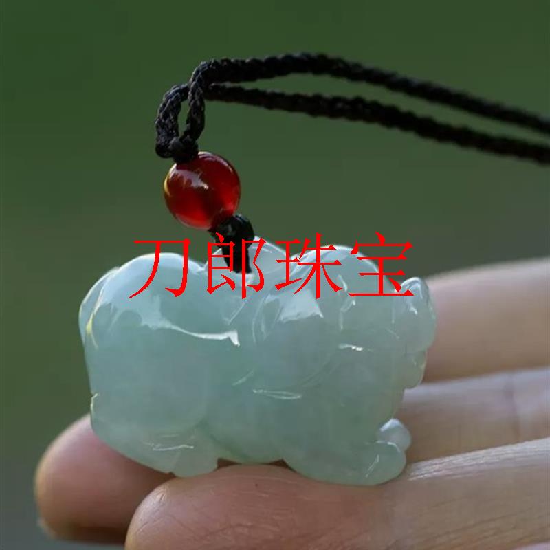 缅甸翡翠色发财猪吊坠金猪报喜立体雕刻十二生肖猪男女情侣款挂件