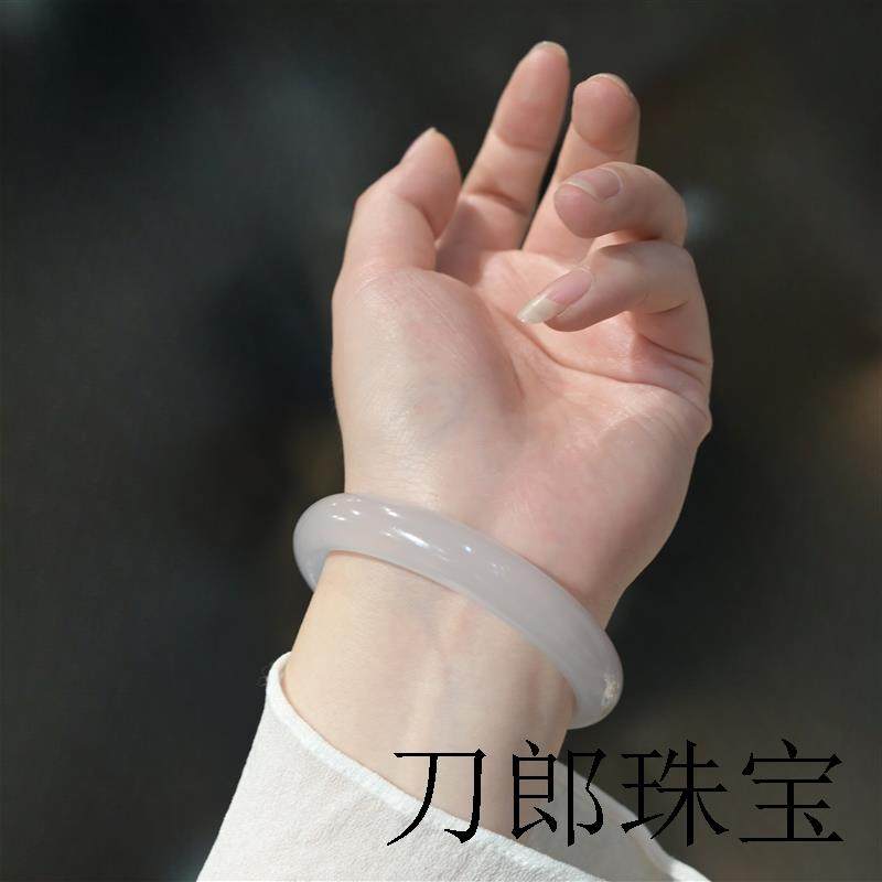天然冰种白玛瑙手镯少女款荔枝冻白月光玉髓镯子翡翠扁条高冰叮当