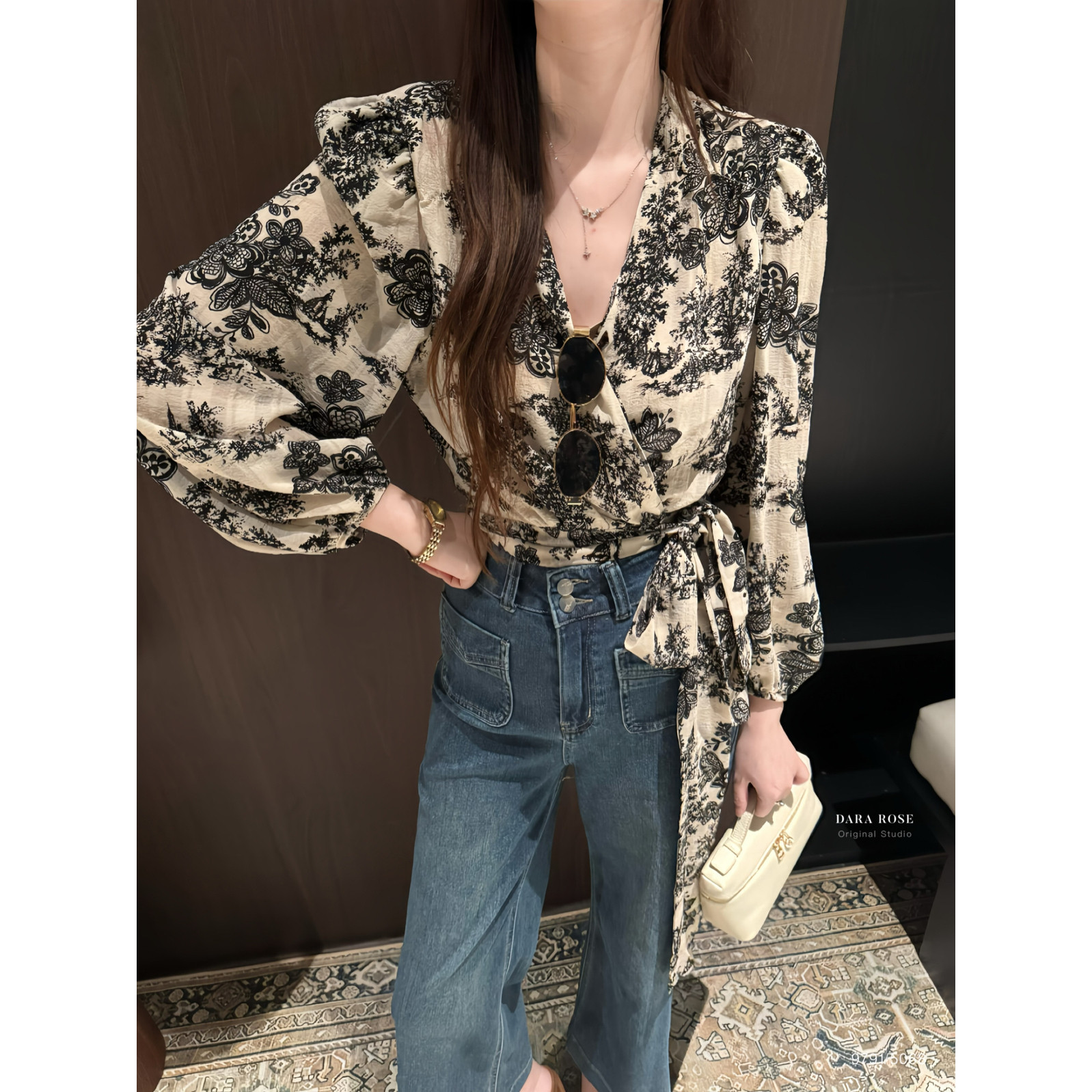 女装衬衫26秋装新款法式复古黑白印花系小衫飘带V领衬衫女QK9791