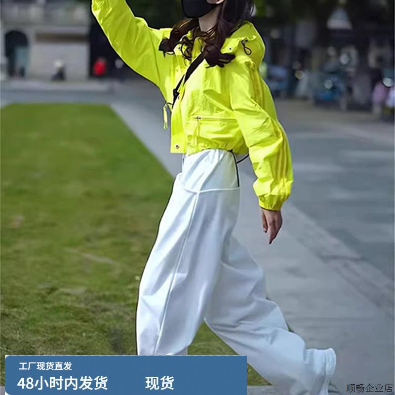 黄色三条杠工装连帽短款冲锋衣女春秋欧货新款小个子风衣夹克外套