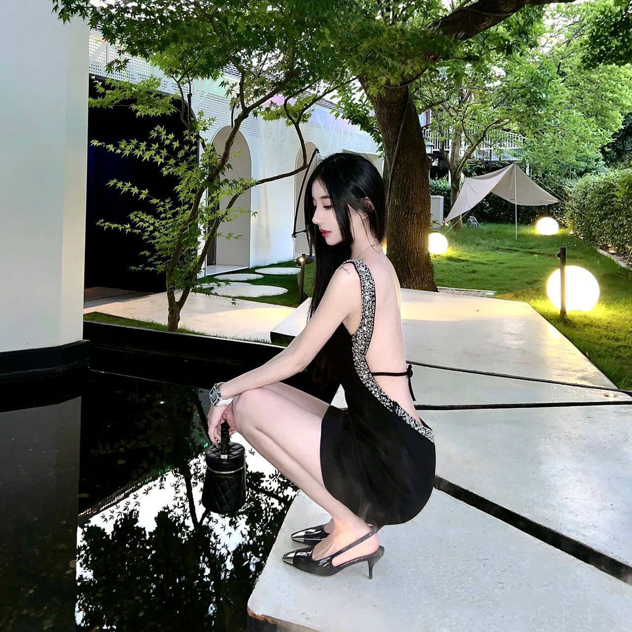 黑色性感露背吊带连衣裙