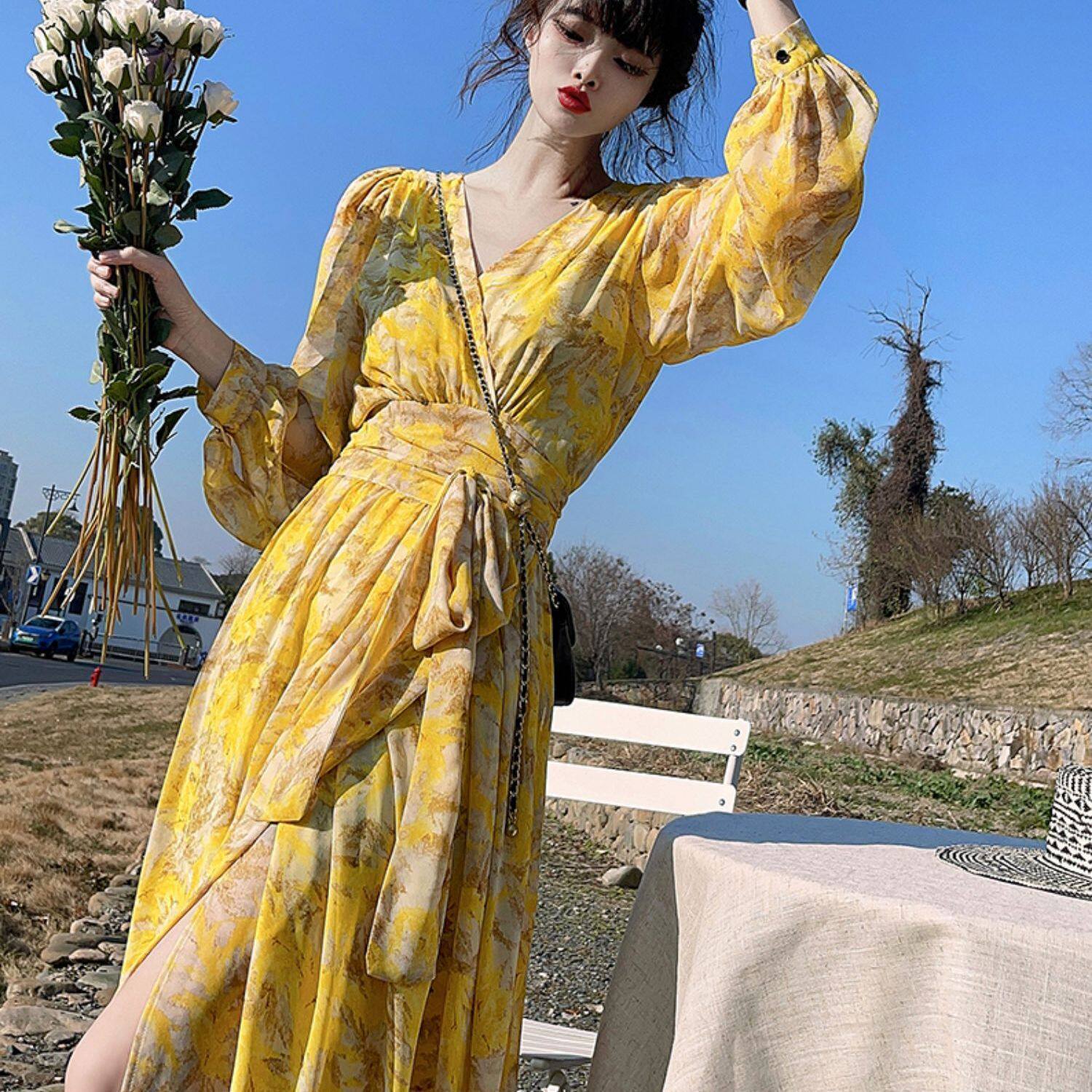 碎花V领显瘦连衣裙女2025