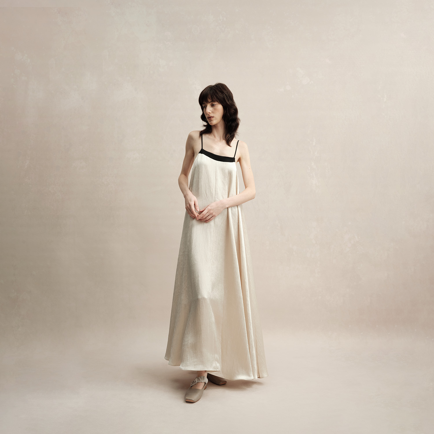 Elywood米色黑贴边素雅吊带长裙