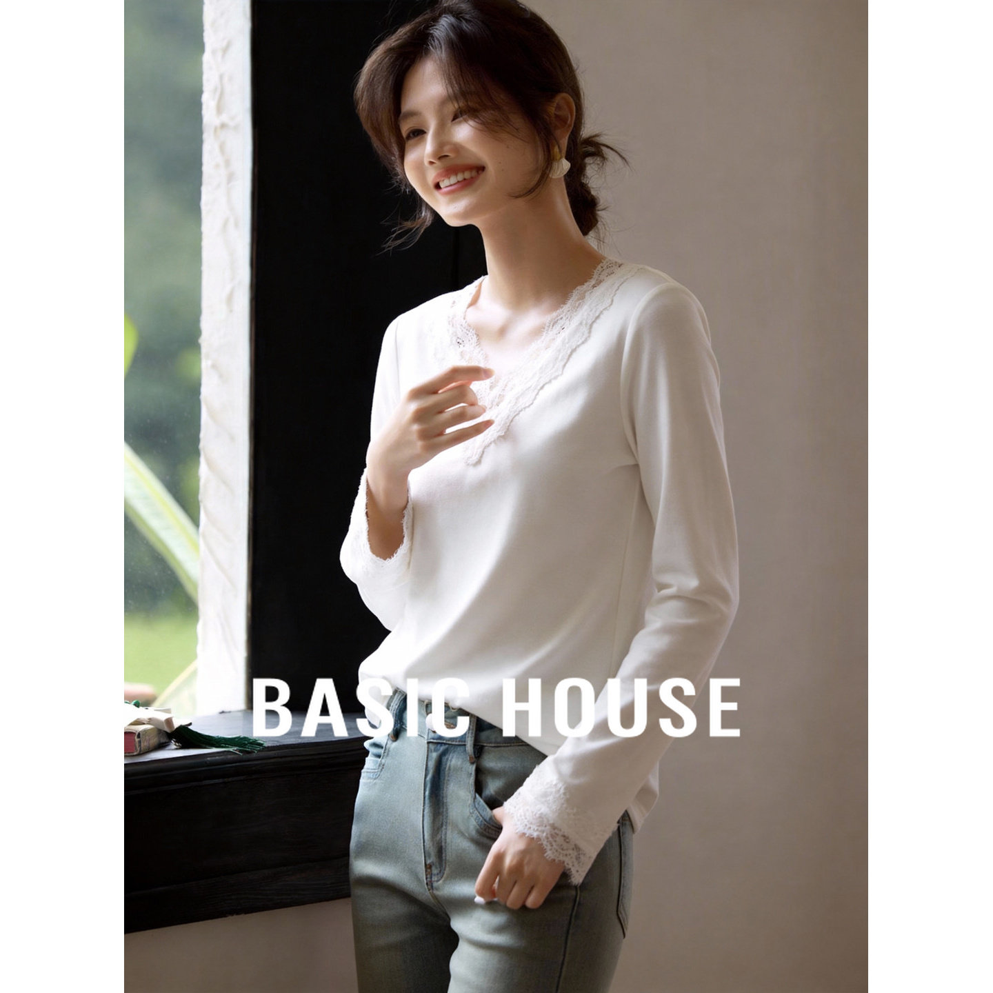 百家好白色V领蕾丝拼接长袖T恤女士春季2026新款时尚短款内搭上衣