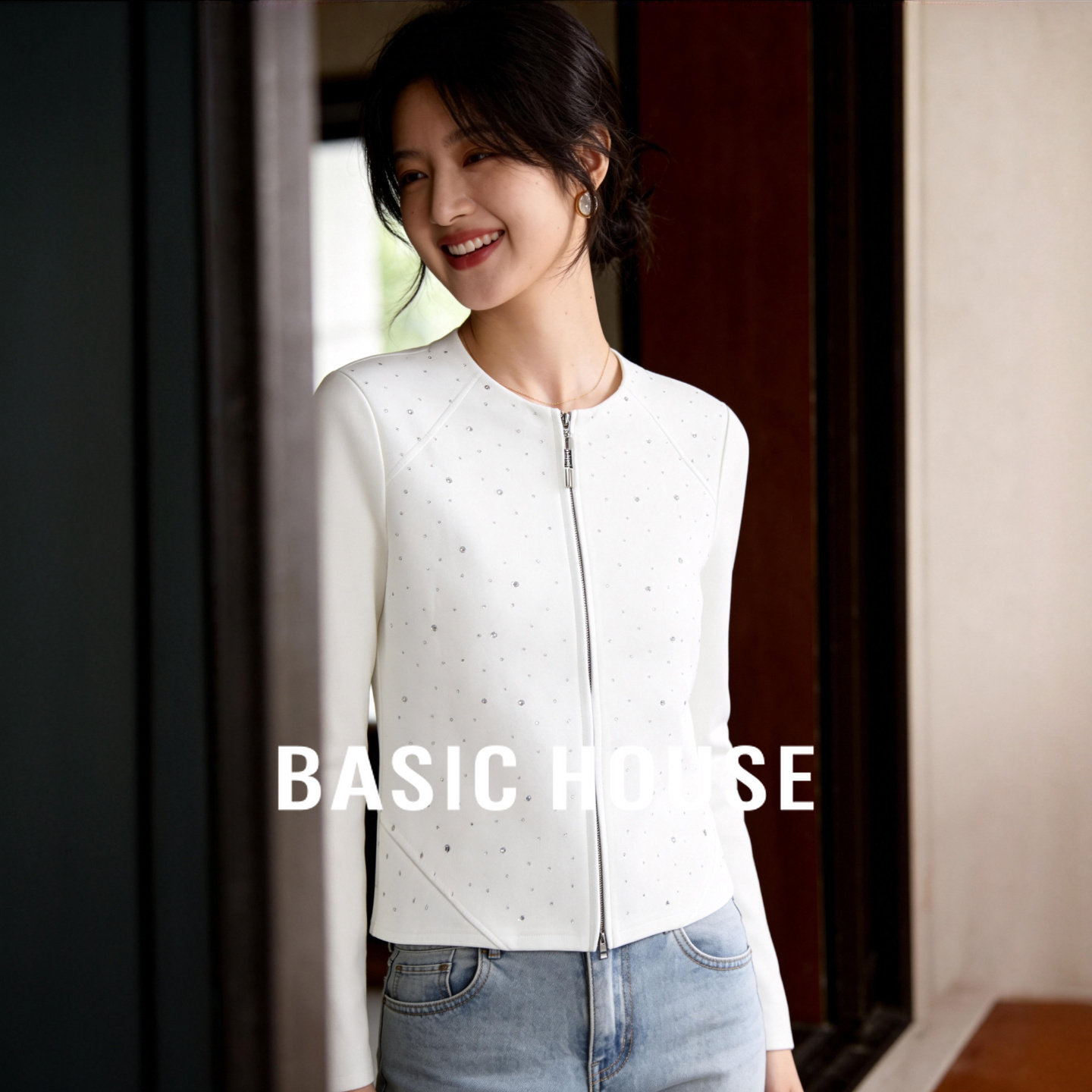 Basic House/百家好白色亮钻拉链开衫女短款百搭显瘦卫衣外套上衣