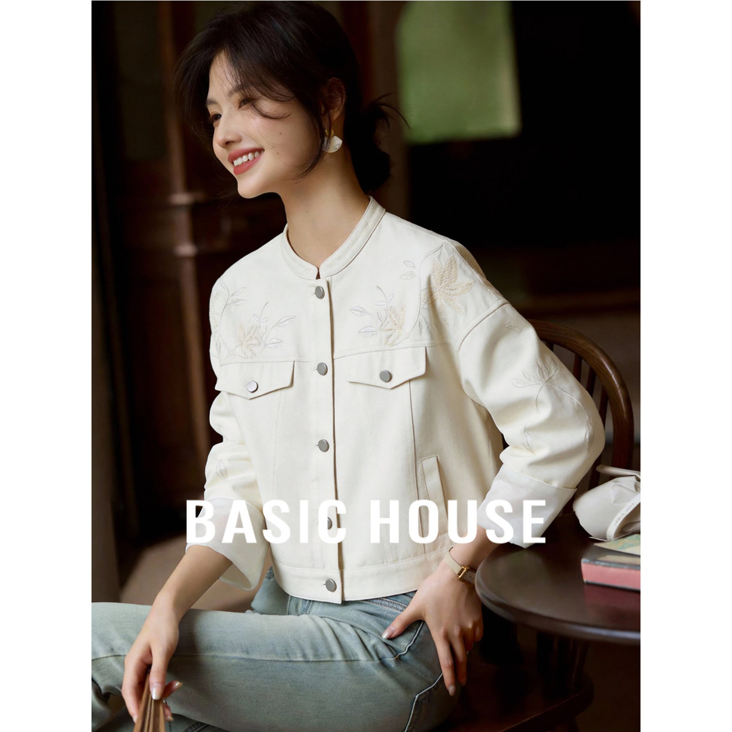 百家好白色新中式刺绣牛仔外套春季新款轻国风女士复古单排扣夹克