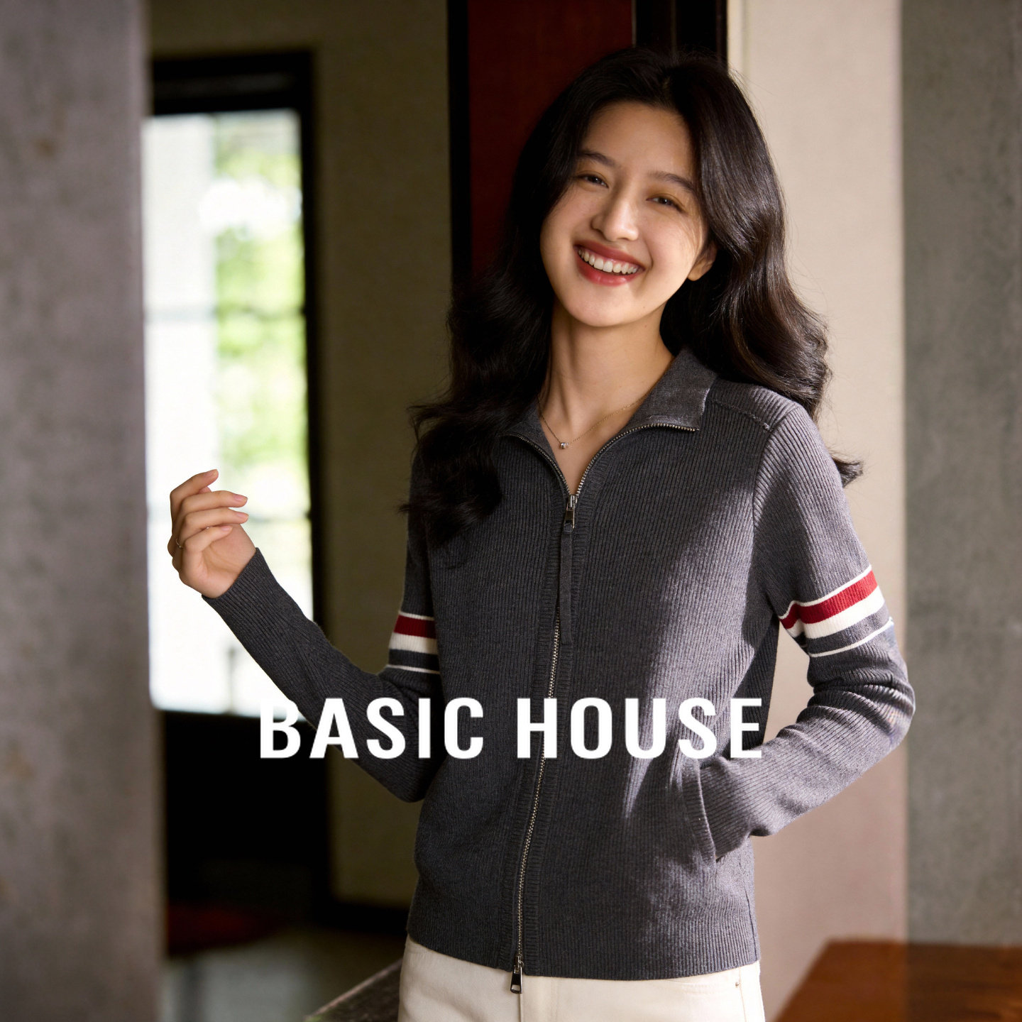 Basic House/百家好早春新款三条杠拼色翻领针织开衫修身显瘦毛衫
