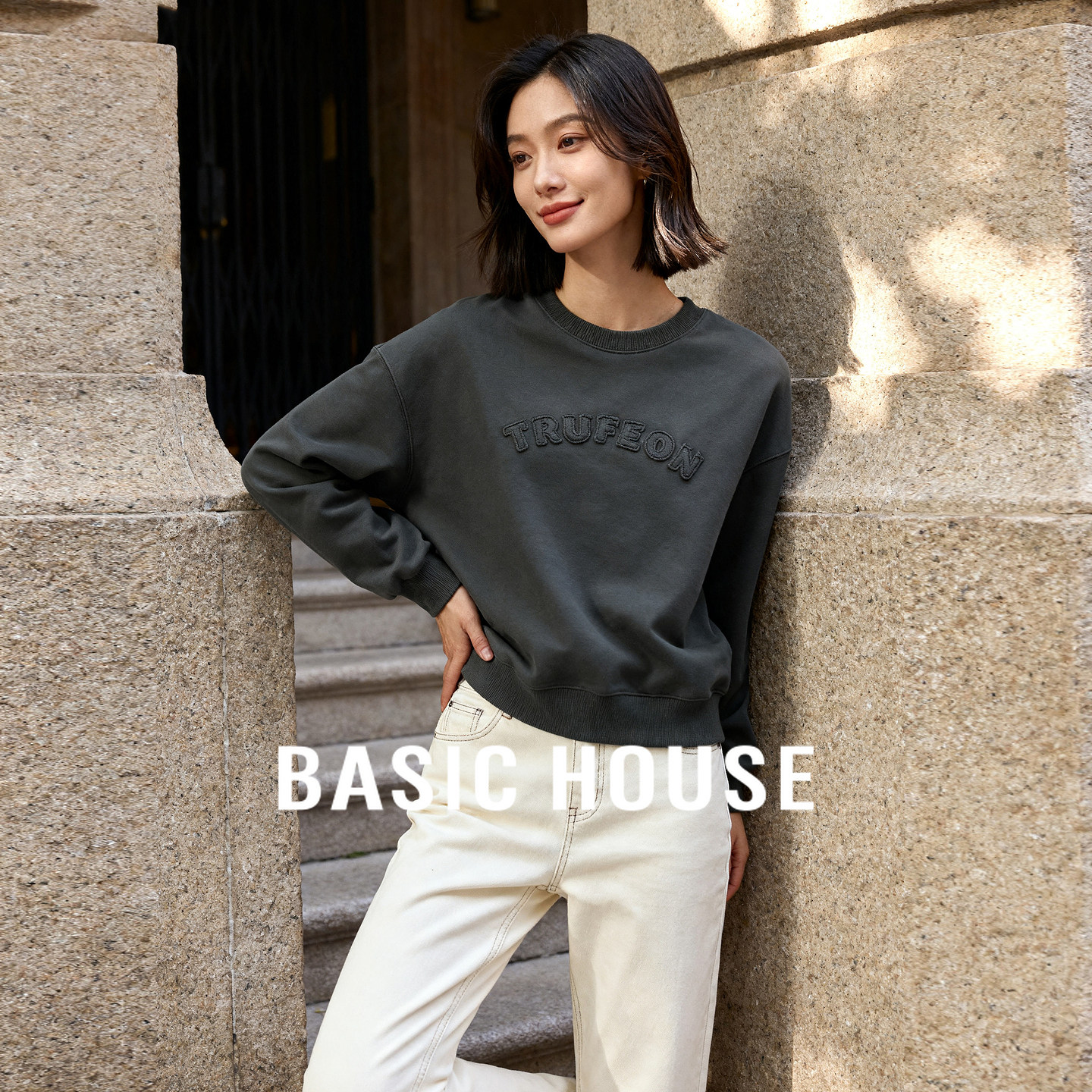 Basic House/百家好秋冬新款字母印花设计感拼接长袖宽松圆领卫衣