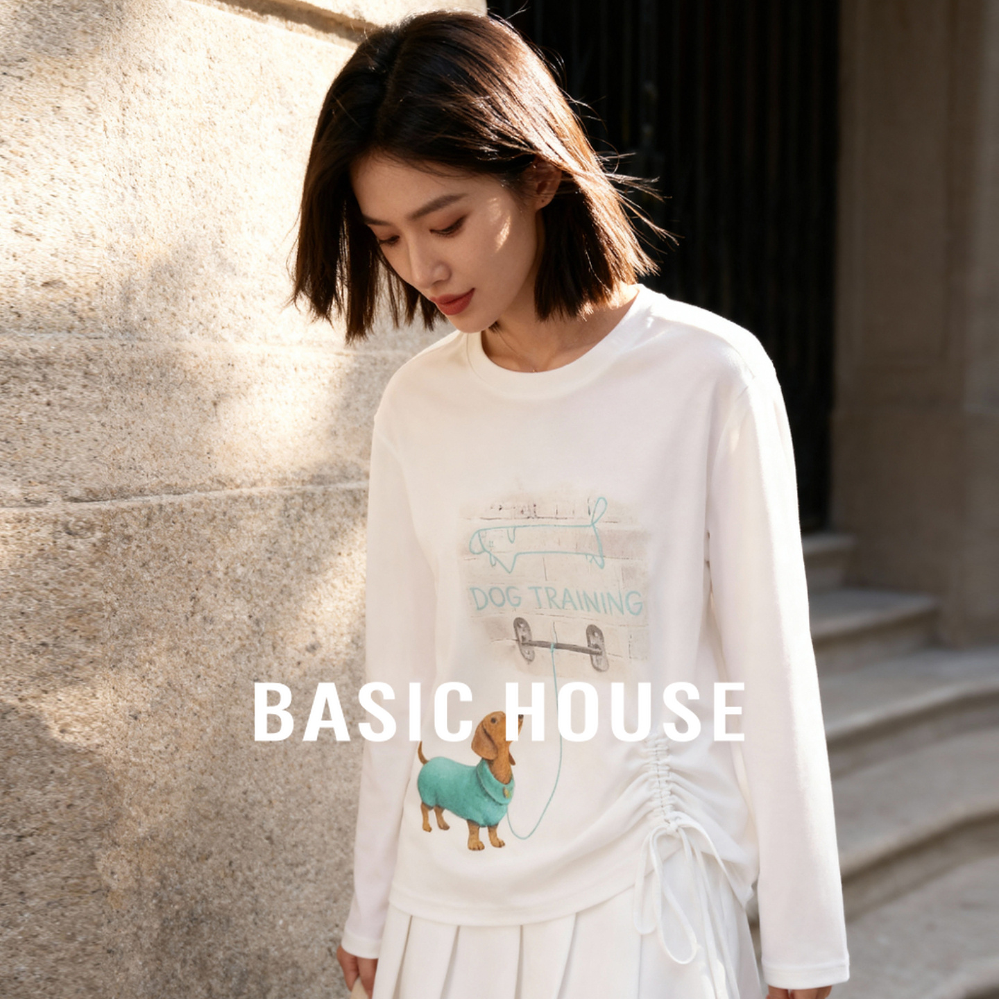 Basic House/百家好白色长袖T恤女卡通印花侧边抽绳设计感秋上衣