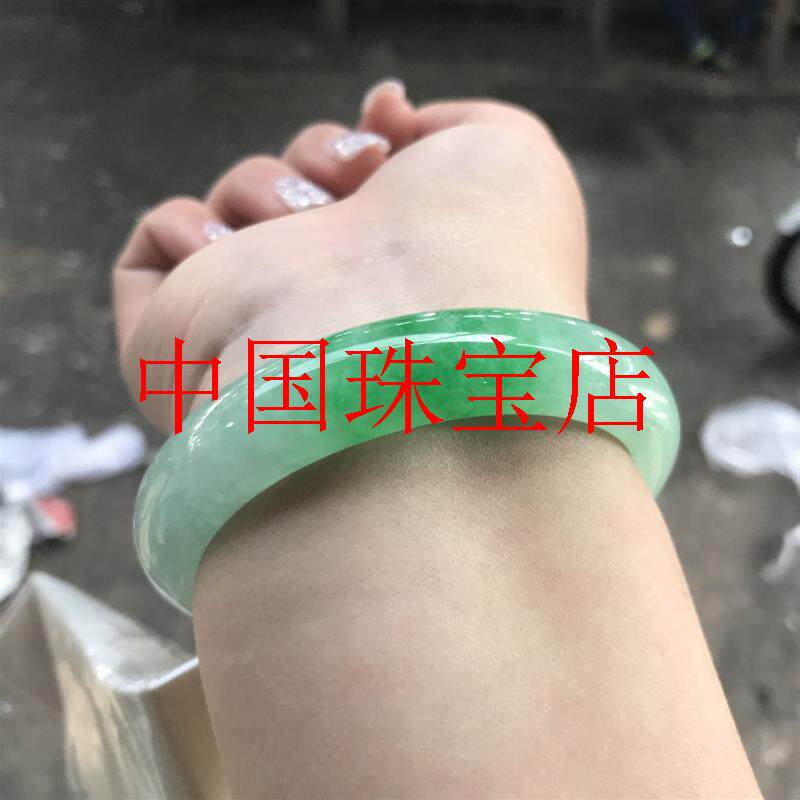 冰糯种浅绿飘花阳绿正圈贵妃玉镯