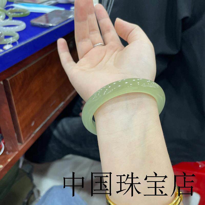 新疆和田玉色青白玉镯子冰种晴水绿正圈手镯胖圆条美人叮当细镯款