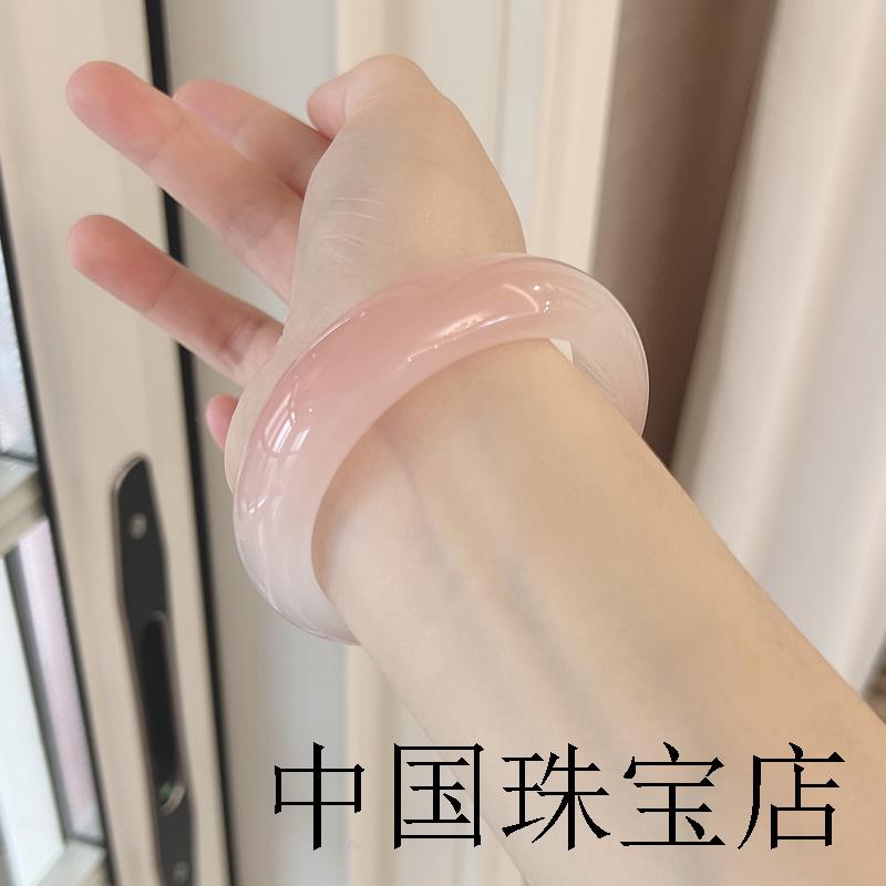 冰种藕粉玛瑙手镯水蜜桃粉草莓玉髓宽条镯女款时尚靓丽粉嫩手饰品