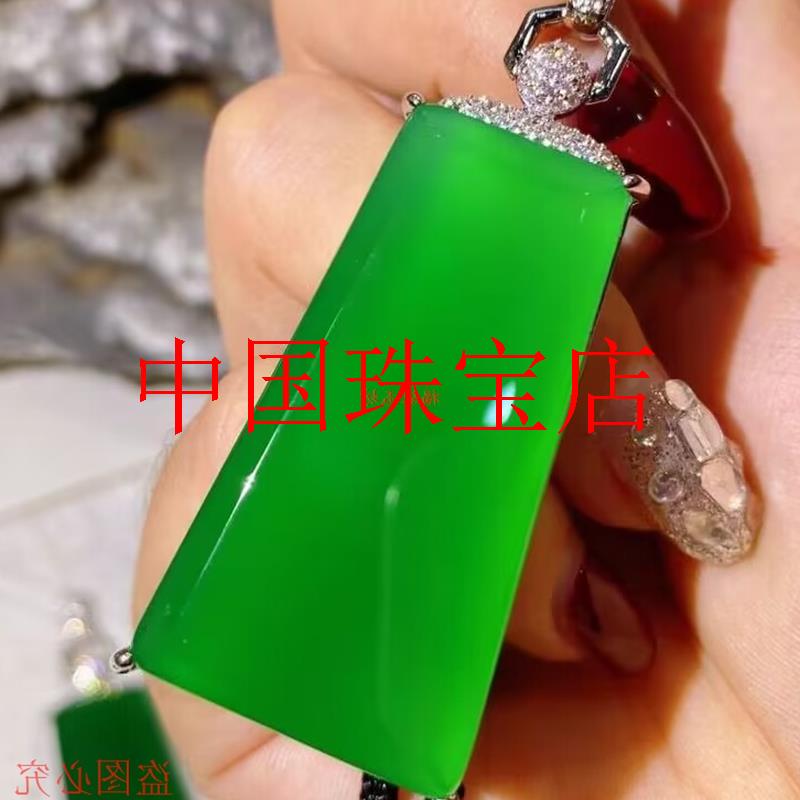 缅甸高级绿玉髓无事牌吊坠翡翠色