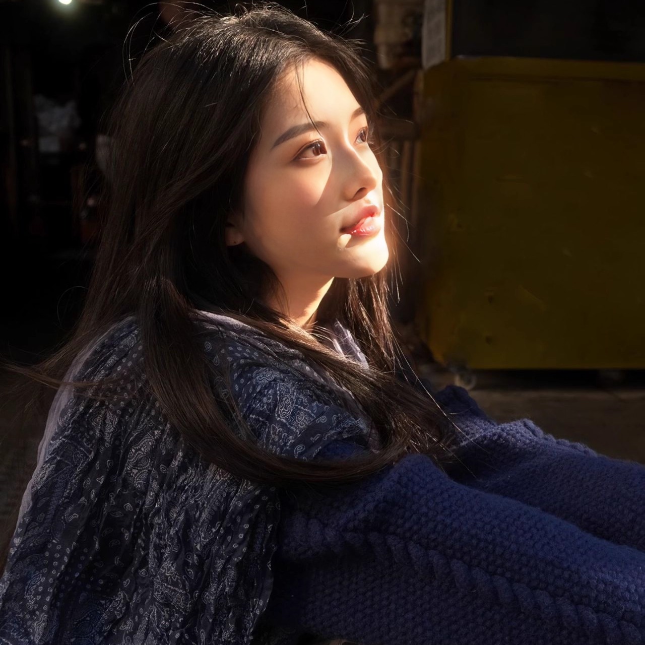 森系藏蓝色碎花褶皱棉麻围巾女春秋文艺复古长款丝巾披肩拍照配饰