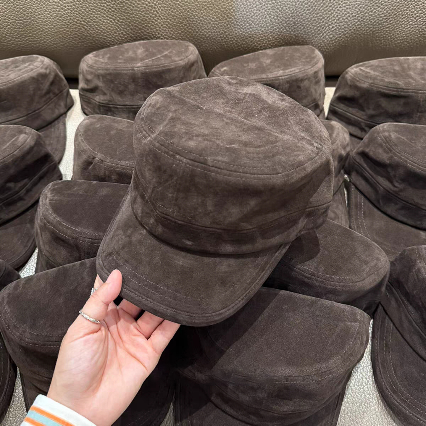 深棕麂皮绒平顶马术帽英伦风