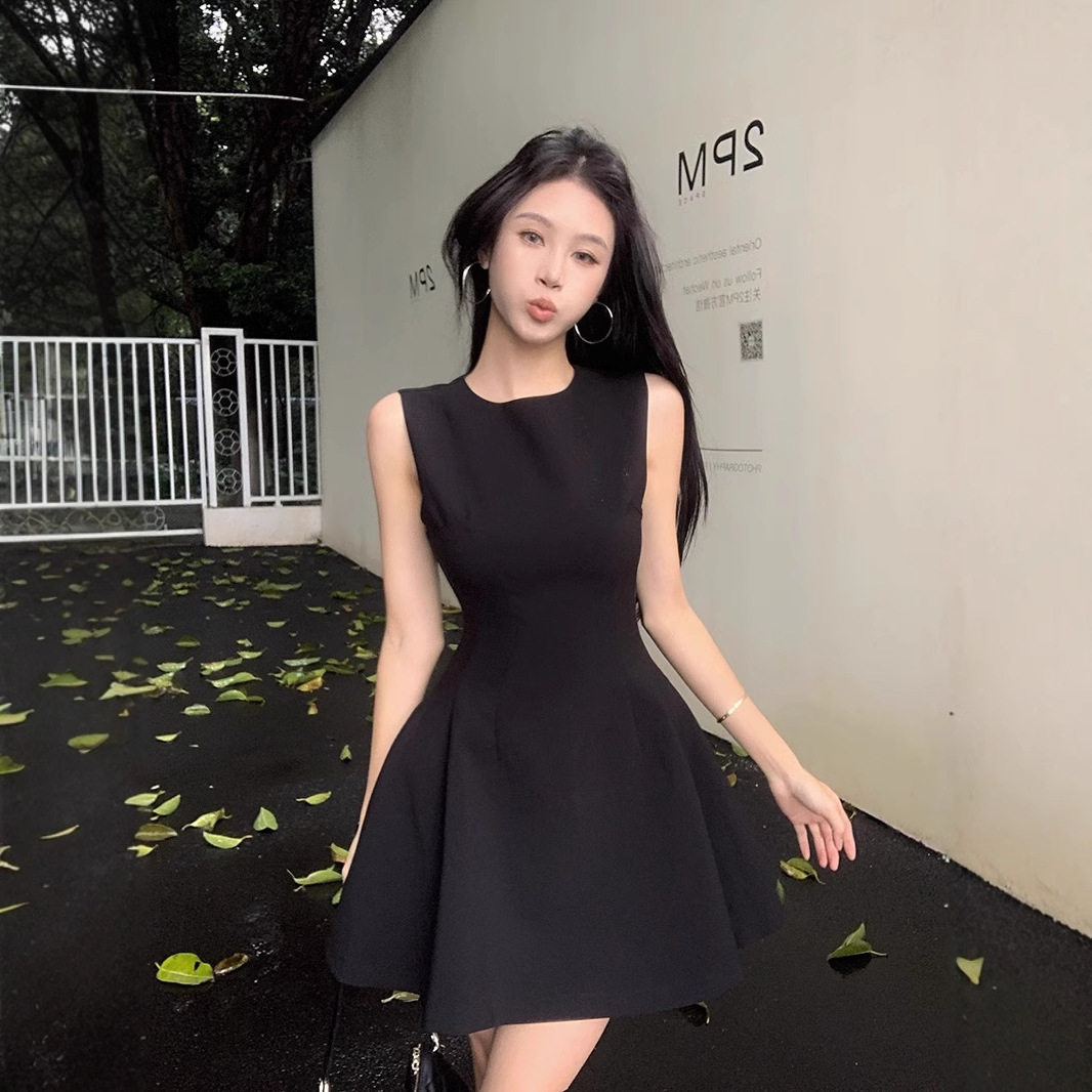 黑色无袖连衣裙女气质收腰2026夏季小个子高级感背心修身显瘦短裙