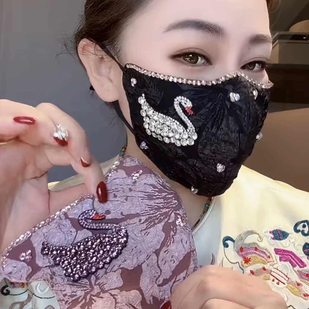 2025新款带钻面罩网红缎纹蝴蝶压花天鹅水钻超闪装饰口罩秋冬款