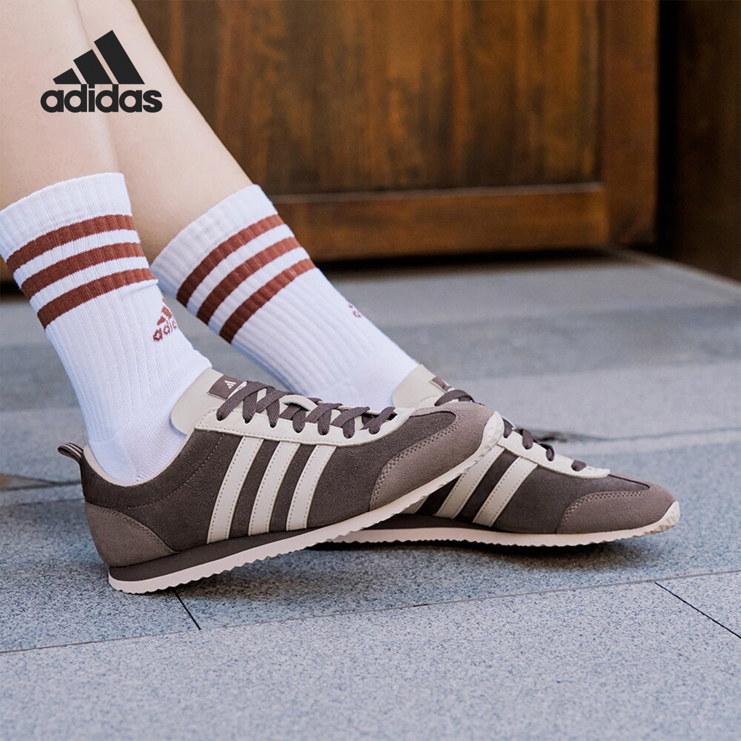 阿迪达斯男女防滑运动休闲鞋