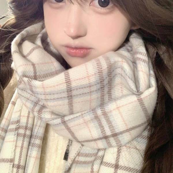 奶呼呼米色高级感格子围巾