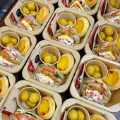 一次性牛皮纸八角纸碗外卖水果切打包盒轻食餐盒正方形下午茶歇盒