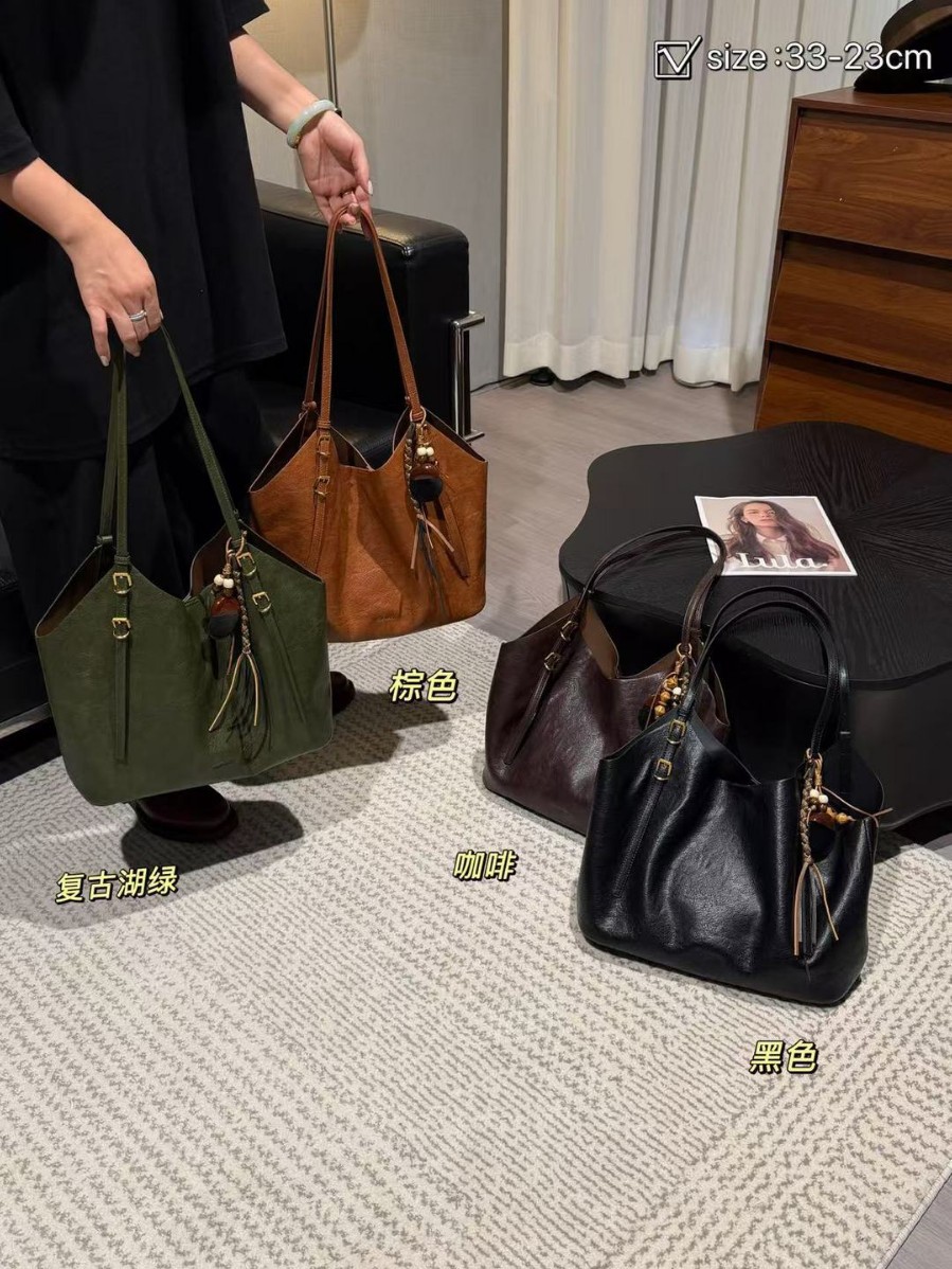 复古真皮百搭纯色托特包女士2026新款轻便大容量休闲通勤单肩大包