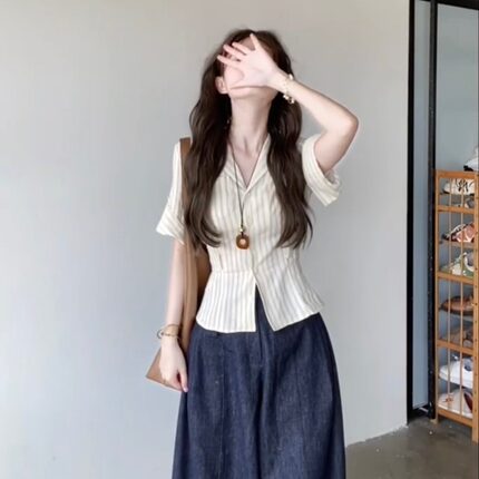 高级感v领条纹短袖衬衫女夏设计感小众短款衬衣法式修身收腰上衣