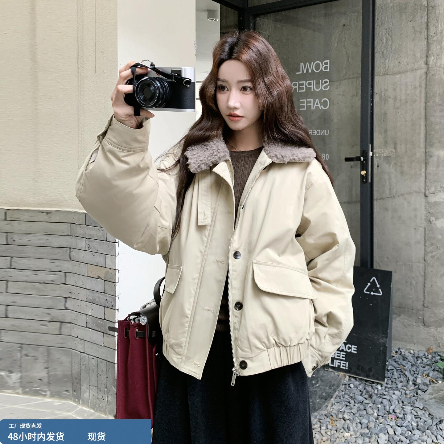 卡其色撞色羊羔毛翻领羽绒服女2025年冬季新款韩版加厚白鸭绒外套