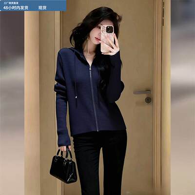 藏蓝色连帽针织开衫女2025冬季新款轻熟风高级感修身短款外搭上衣