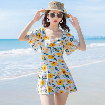 泳衣女款2026新款连体保守遮肚显瘦高级感学生小胸温泉连衣裙式夏