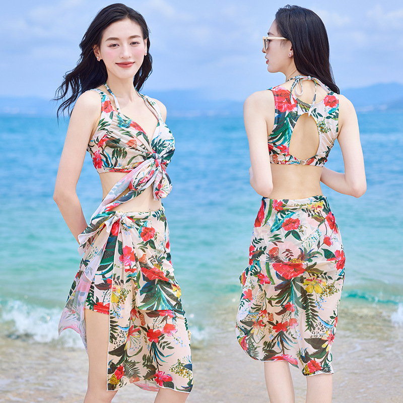 泳衣女2025新款比基尼三件套海边度假性感高级感保守分体显瘦微胖