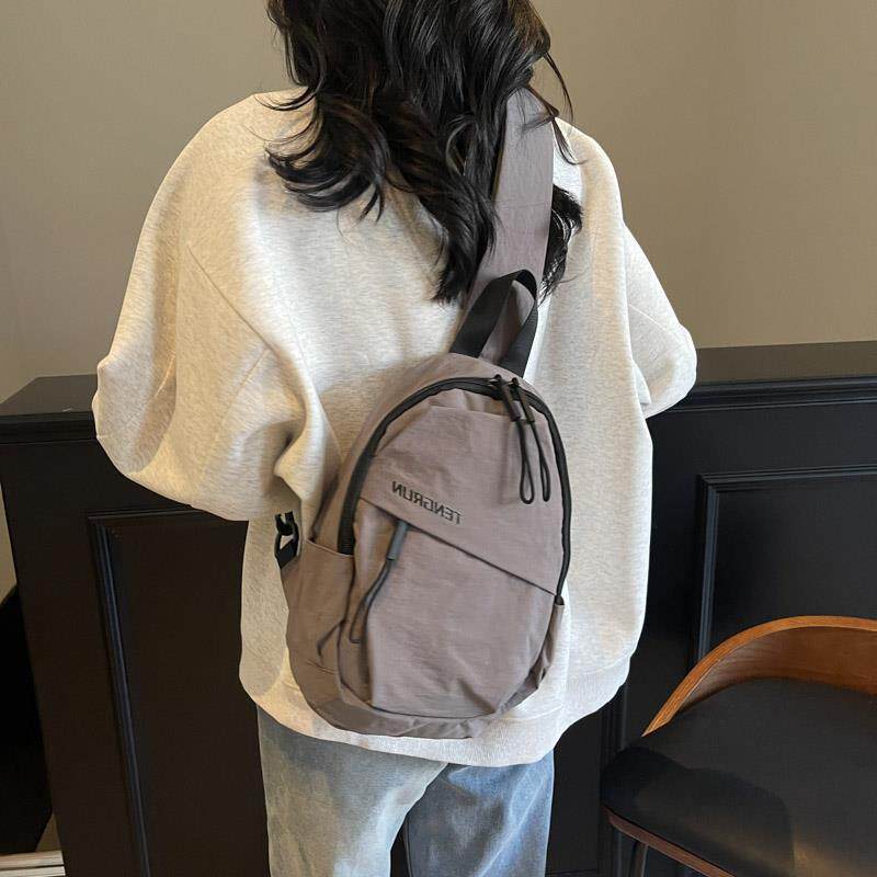 斜挎包女新款单肩小背包男胸包女骑行运动爬山学生平板轻便登山包