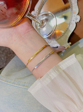 高级感字母手饰手串闺蜜手镯链轻奢小众精致手绳简约钛钢手链