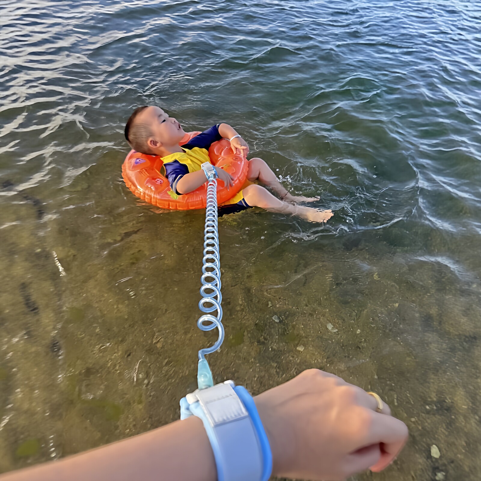 防丢儿童牵引绳海边游泳防溺水可携式户外安全遛娃神器防丢失手环