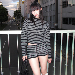 2025冬季美式圆领单排扣条纹针织开衫毛衣搭抽绳系带包臀短裤套装