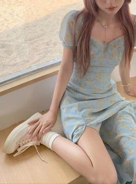 茶歇法式蓝色泡泡袖碎花连衣裙女夏季新款感初恋甜美开叉长裙女装