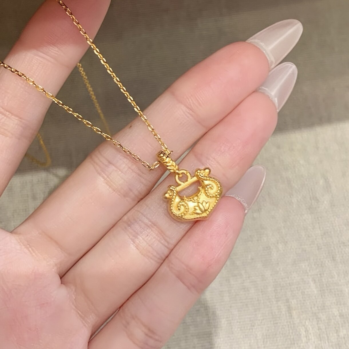 新中式金色mini莲花平安锁吊坠项链女长命锁轻奢高级感锁包锁骨链