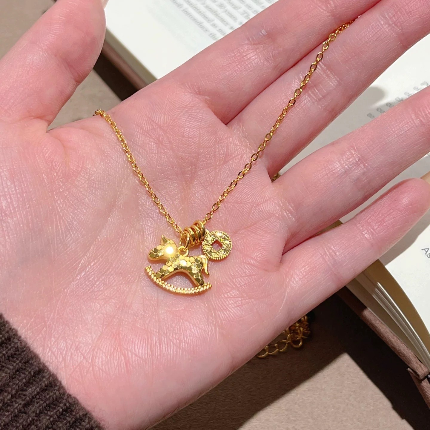 「马上有钱」金色碎碎冰小马吊坠项链女马年轻奢精致小众锁骨链,饰品/流行首饰/时尚饰品新,项链,淘宝优惠券,粉丝福利购,淘宝优惠卷