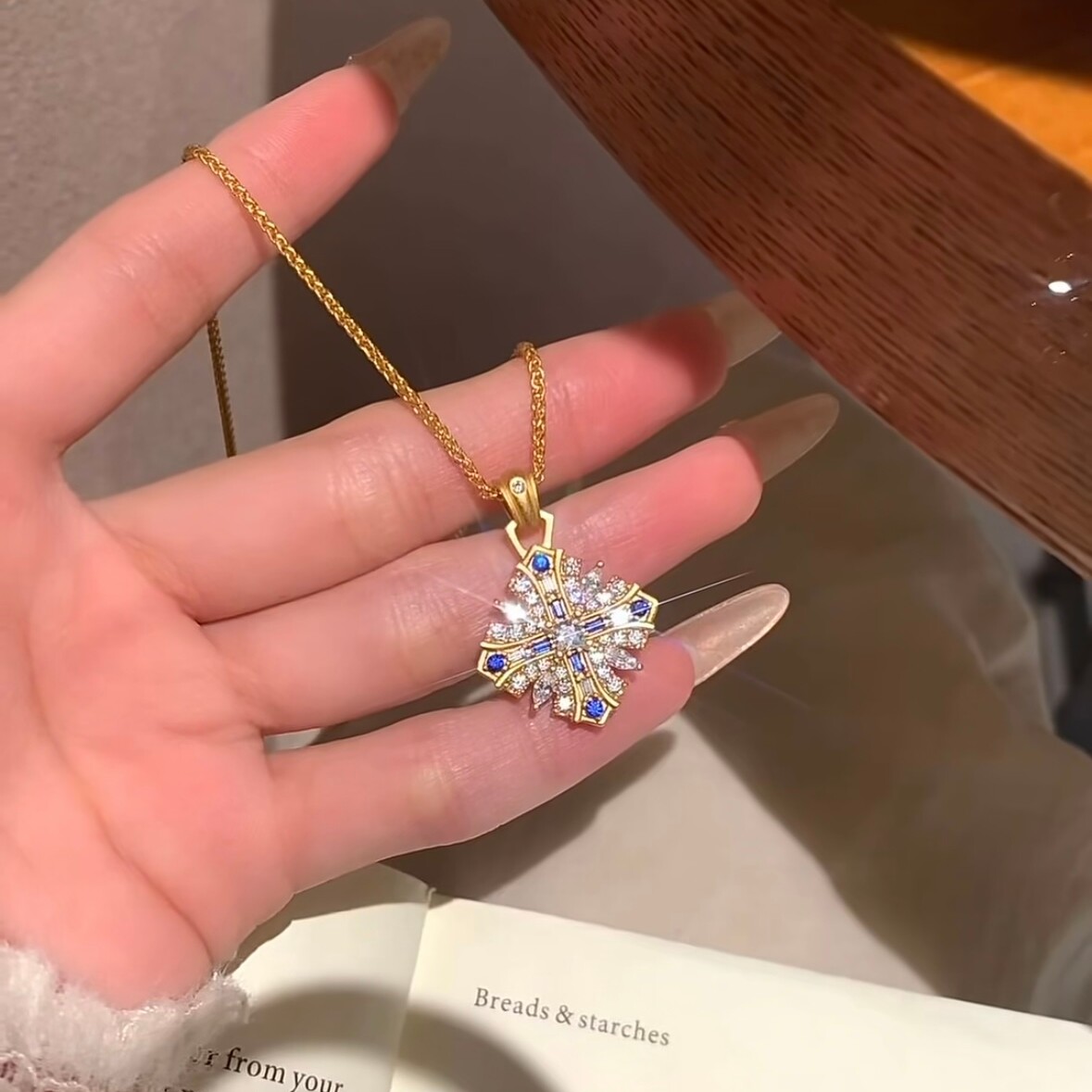 金店同款满钻十字架吊坠项链女轻奢小众高级感蓝钻金色锁骨链