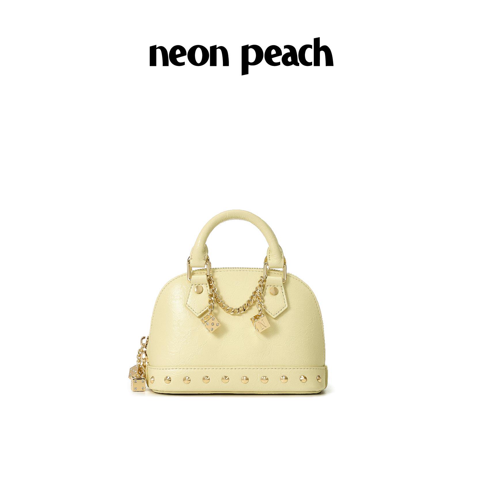 NEON PEACH霓桃原创设计小鸡黄淡黄色满钻骰子挂饰贝壳包