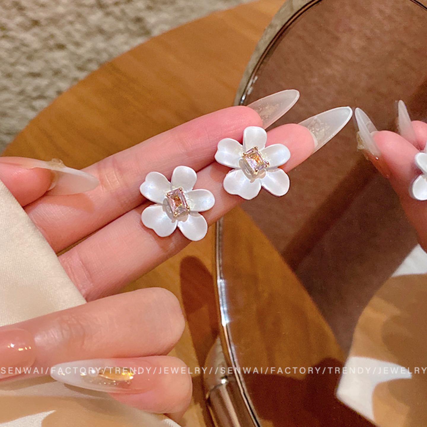 闪锆小苍兰白色花朵耳环女温柔