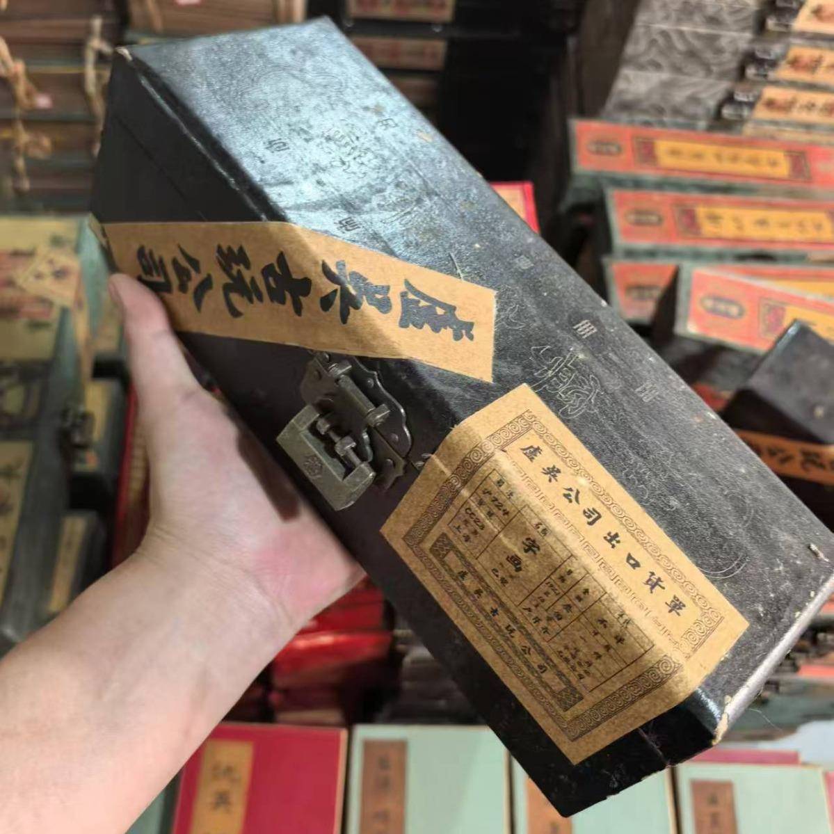 坤宁宫小黑盒仿古做旧装各种名人名画小长卷带锁封条古玩工艺品