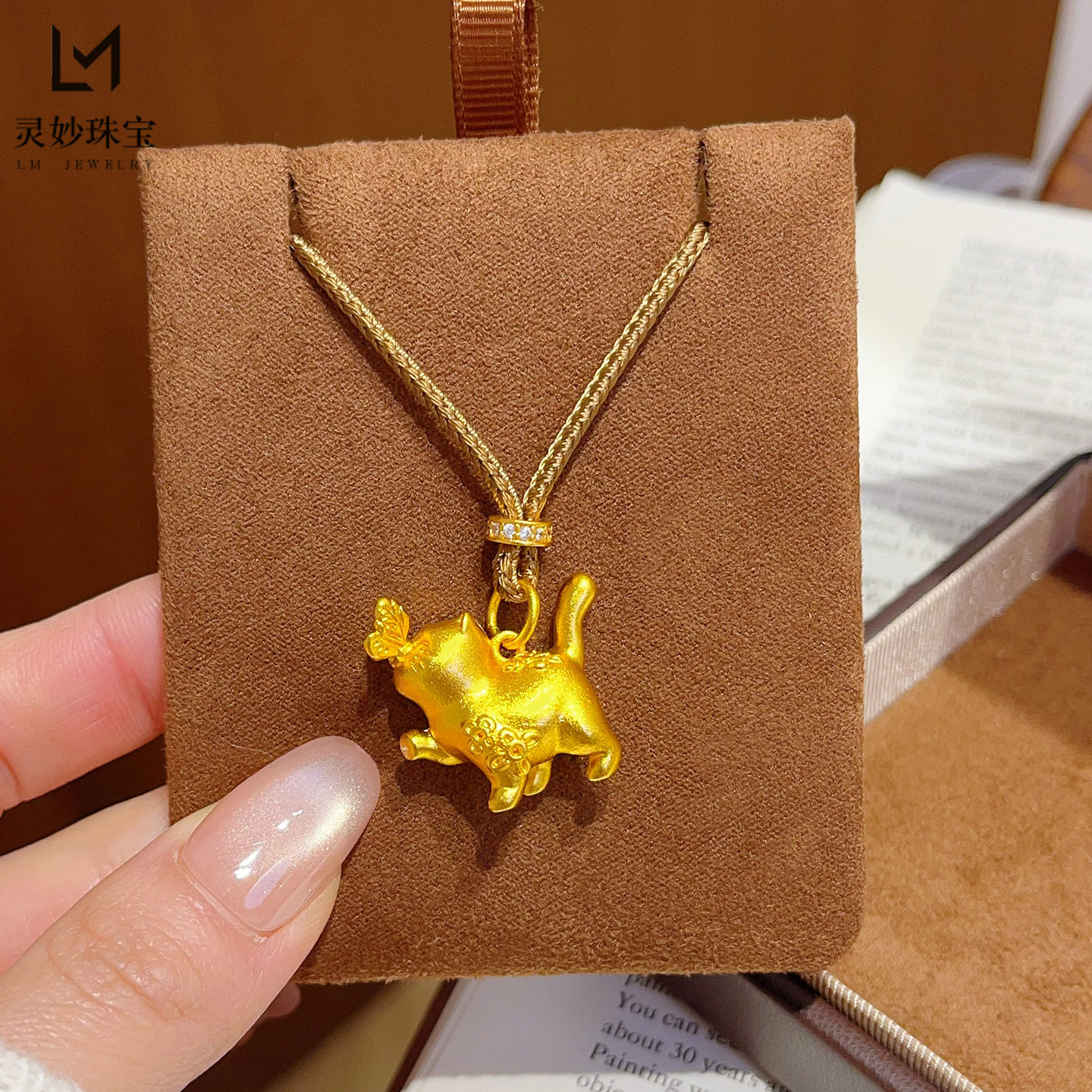 金店同款越南沙金不掉色猫咪扑蝶吊坠项链实心小猫戏蝴蝶毛衣链女