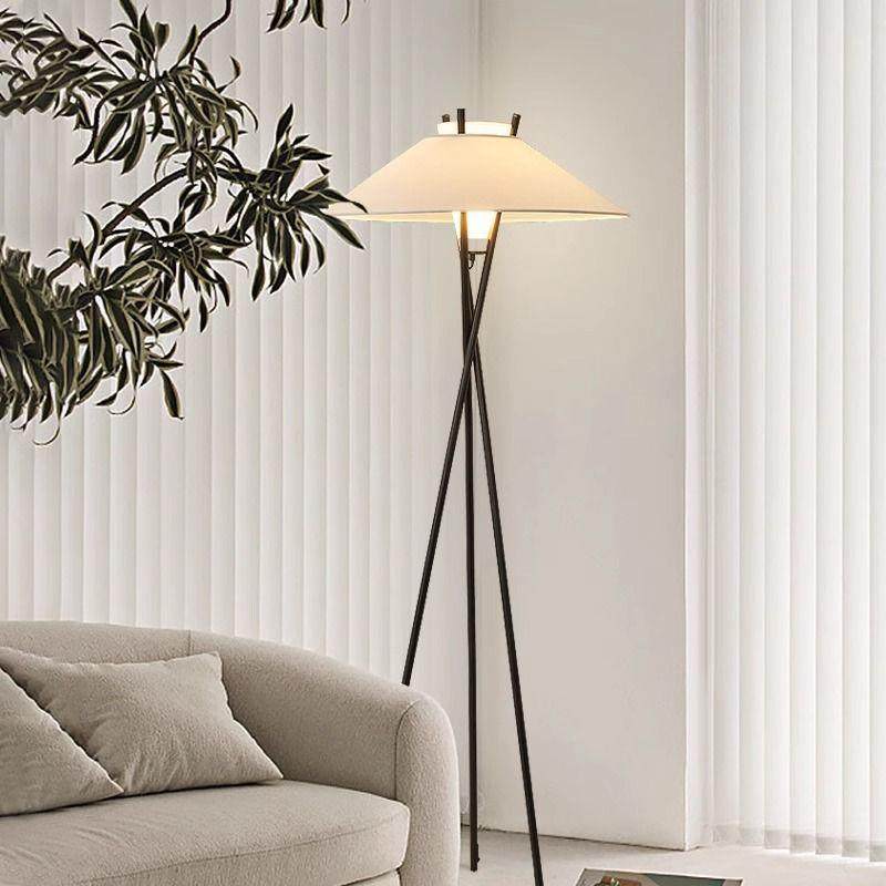 三角落地灯意大利中古风客厅沙发旁设计师诧寂风样板房钢琴落地灯