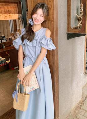 蓝色质木耳边露肩连衣夏季女20款24新轻熟风收腰QOP气中裙长款A字