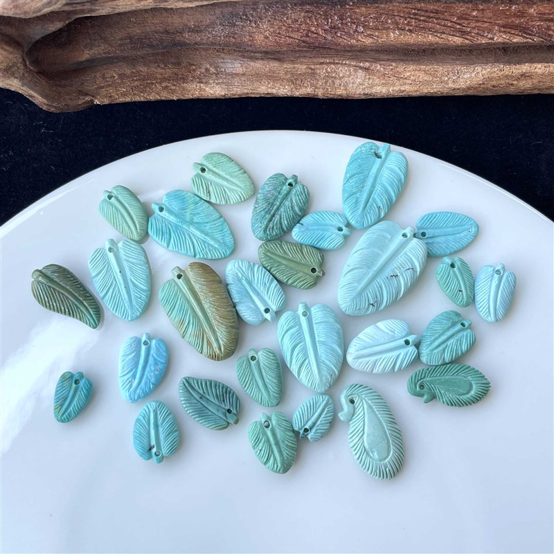 湖北原矿绿松石羽毛高瓷雕刻吊坠散珠配饰手链项链天然无优化diy