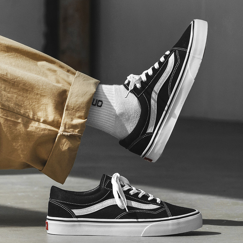 Trendy men's summer classic black-and-white low-top canvas shoes,