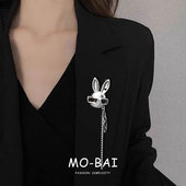 带着墨镜 兔子胸针秋冬设计感小众高档女胸花别针高级感西装 配饰