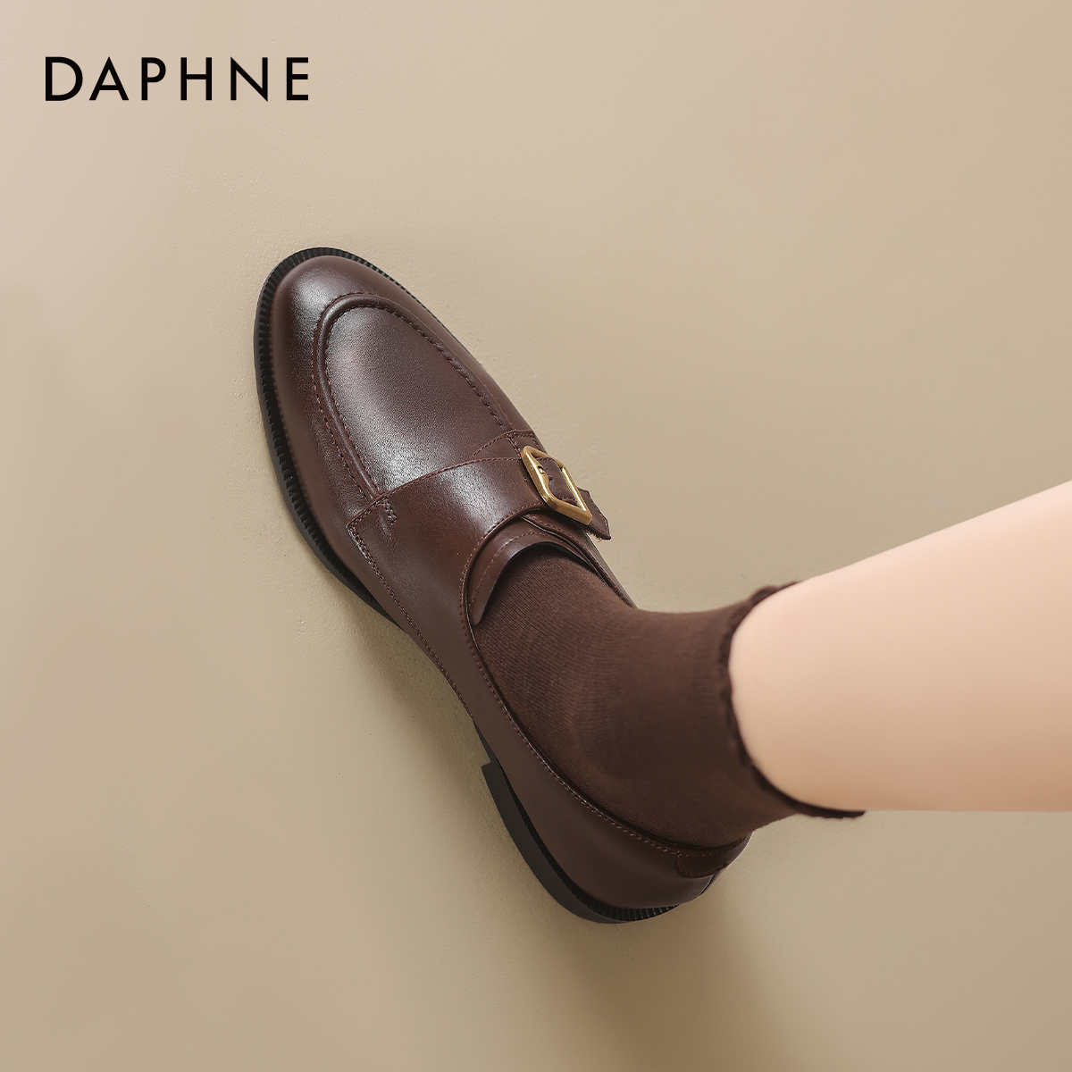 达芙妮棕色乐福鞋女英伦风小皮鞋