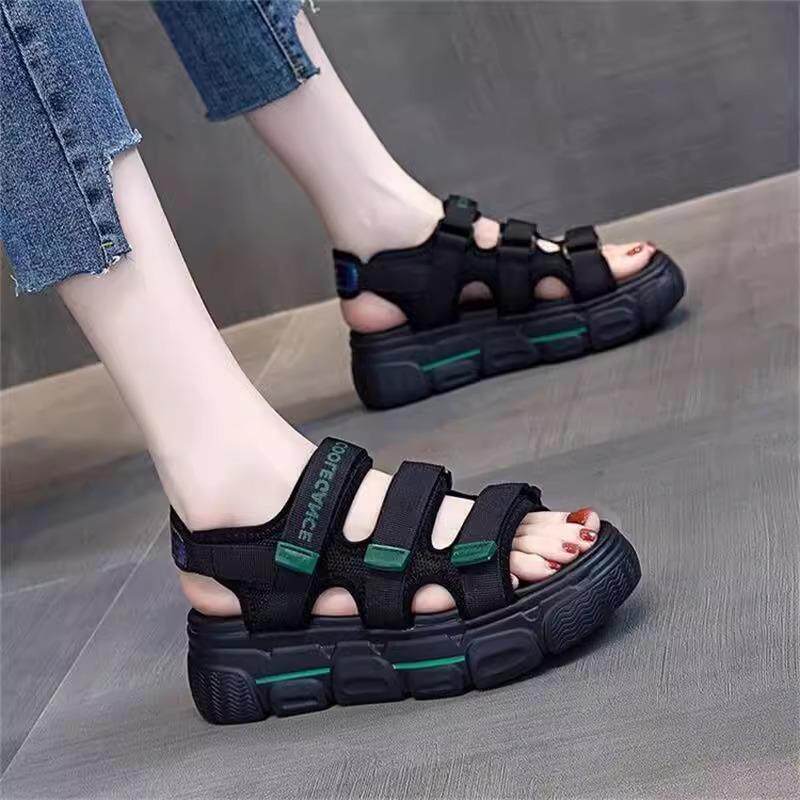 黑色运动凉鞋女夏季外穿2025新款松糕厚底增高魔术贴罗马沙滩鞋子